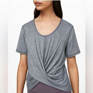 Lululemon Do the Daily Twist Front Short Sleeve T-Shirt Size 4 Active Gym Gray